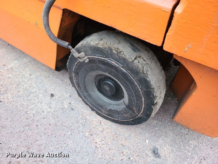 image for item LE9090 (2) forklifts