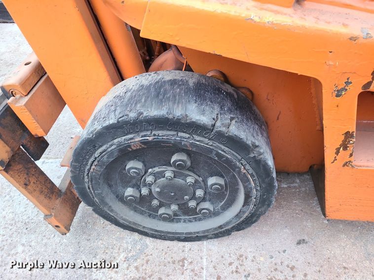 image for item LE9090 (2) forklifts