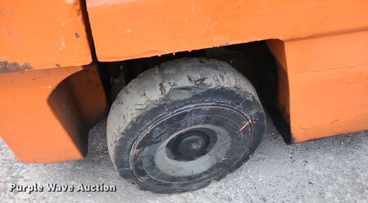 image for item LE9090 (2) forklifts