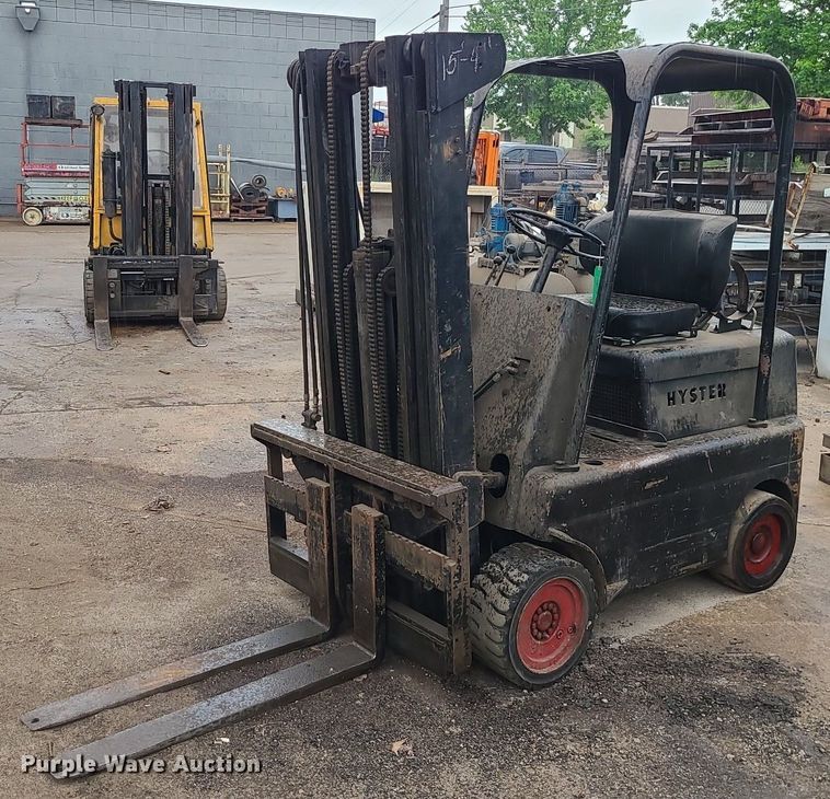 image for item LE9090 (2) forklifts