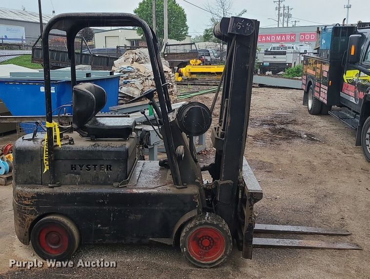 image for item LE9090 (2) forklifts