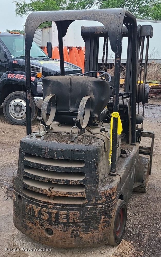 image for item LE9090 (2) forklifts