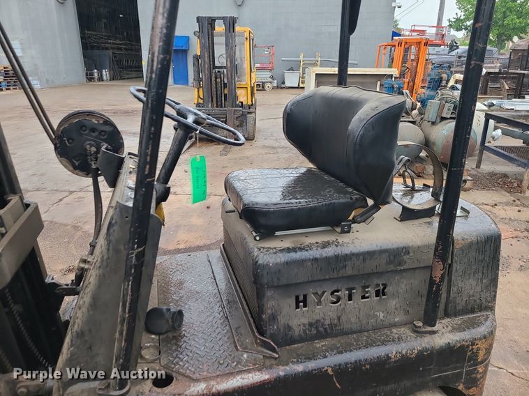 image for item LE9090 (2) forklifts