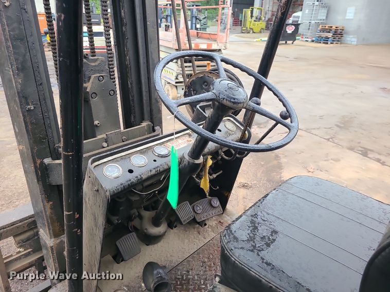 image for item LE9090 (2) forklifts