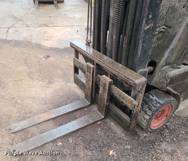image for item LE9090 (2) forklifts