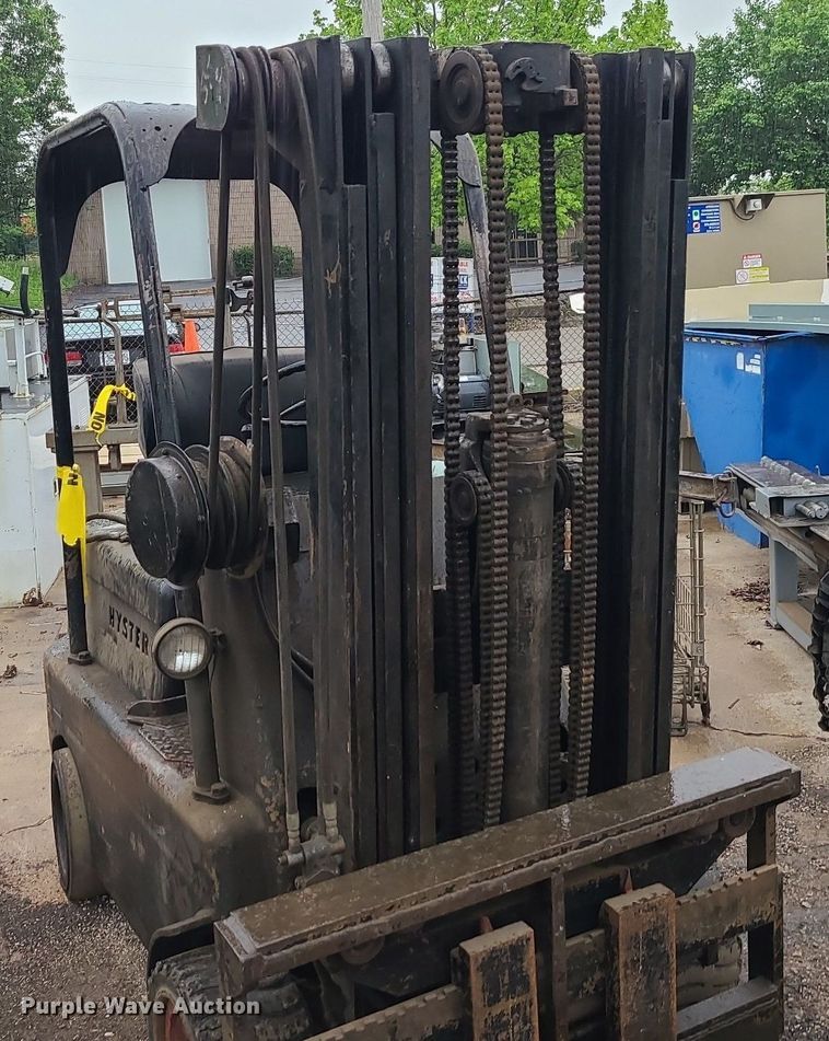 image for item LE9090 (2) forklifts
