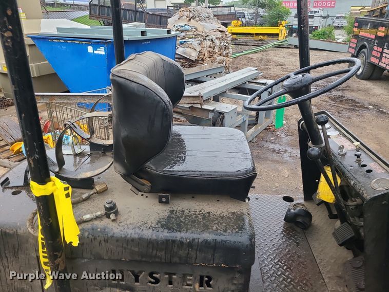 image for item LE9090 (2) forklifts