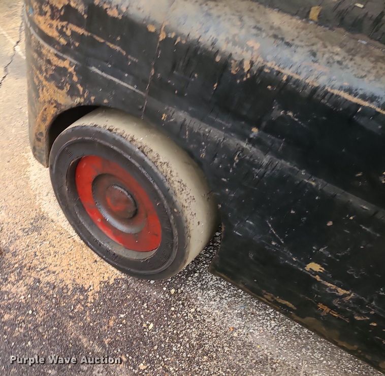 image for item LE9090 (2) forklifts