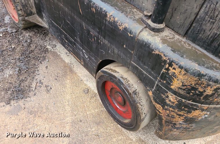 image for item LE9090 (2) forklifts