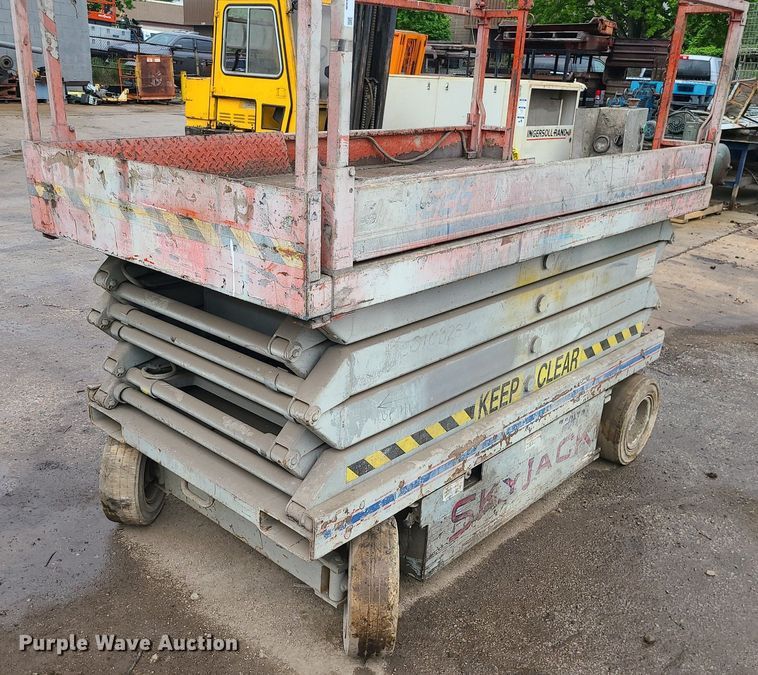 image for item LE9097 1997 Skyjack SJ-4626  scissor lift