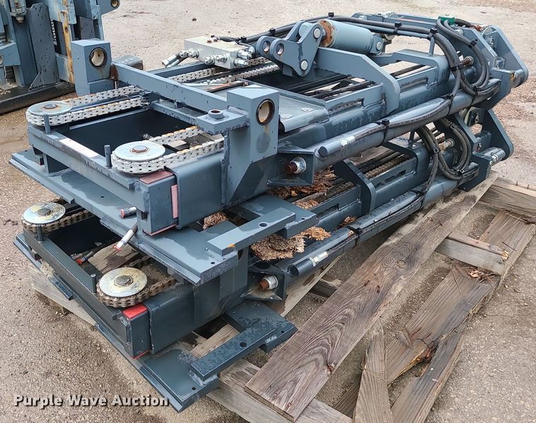 image for item LE9099 (2) forklift masts