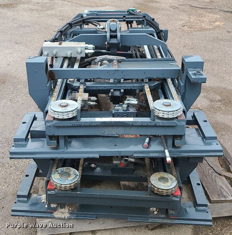 image for item LE9099 (2) forklift masts