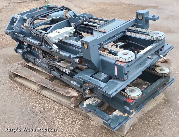 image for item LE9099 (2) forklift masts