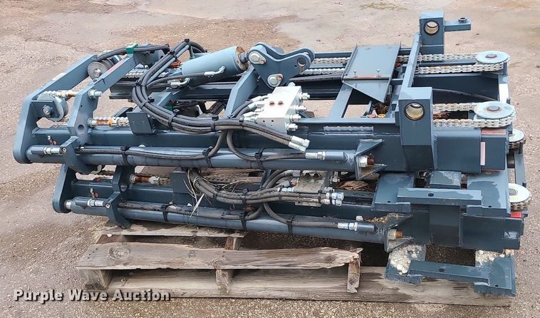 image for item LE9099 (2) forklift masts