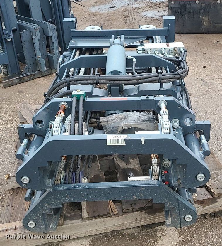 image for item LE9099 (2) forklift masts