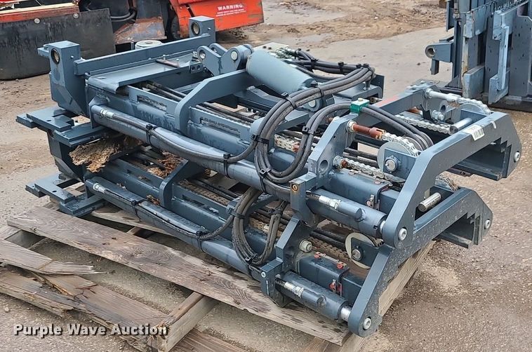 image for item LE9099 (2) forklift masts