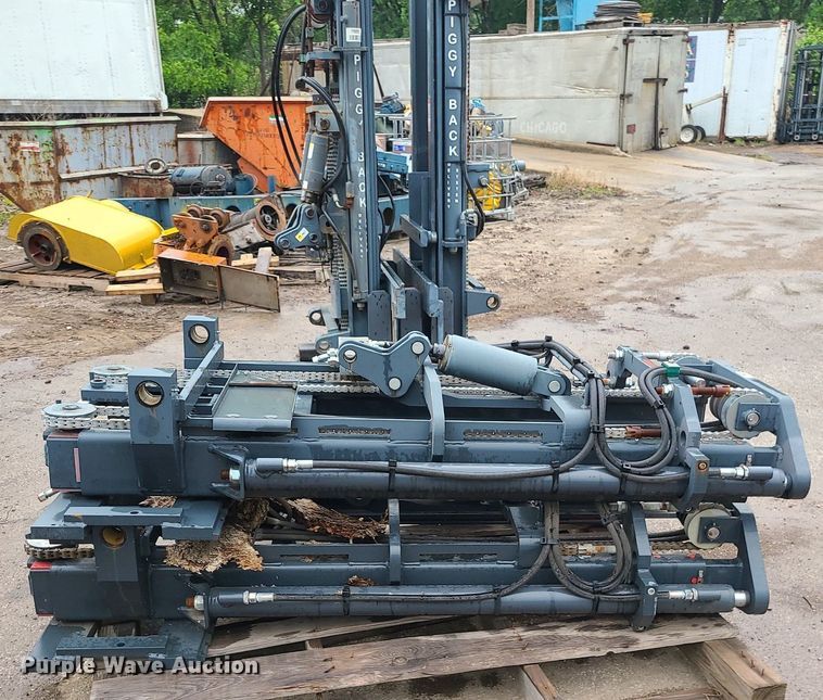 image for item LE9099 (2) forklift masts