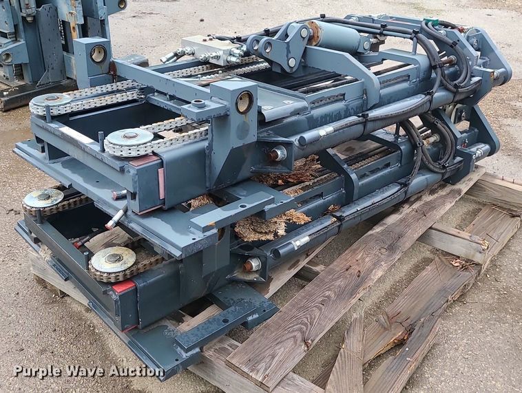 image for item LE9099 (2) forklift masts