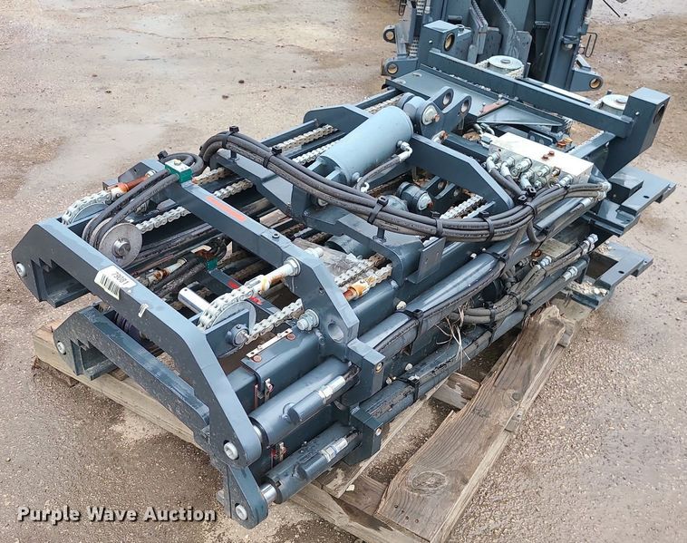 image for item LE9099 (2) forklift masts