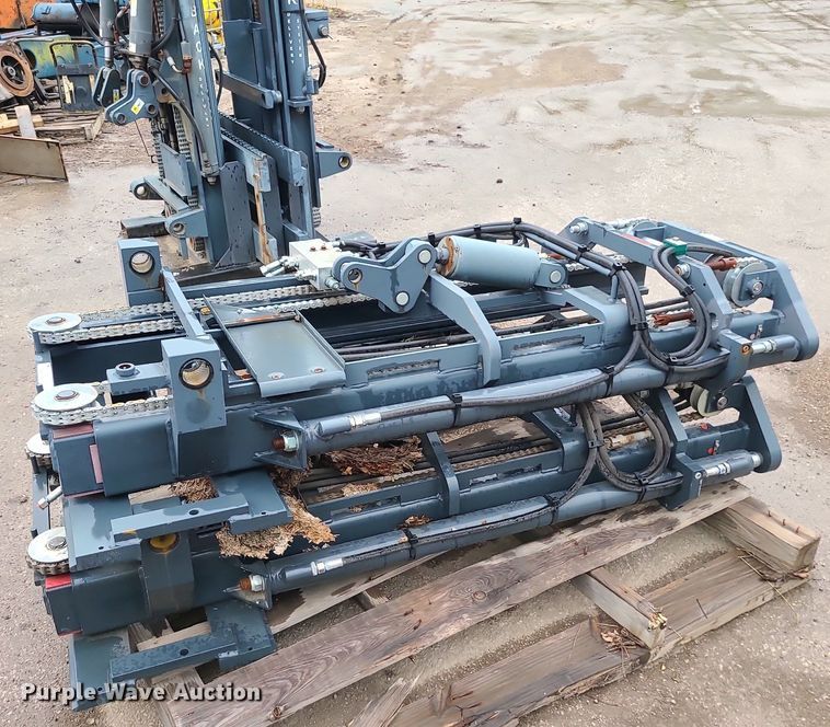 image for item LE9099 (2) forklift masts