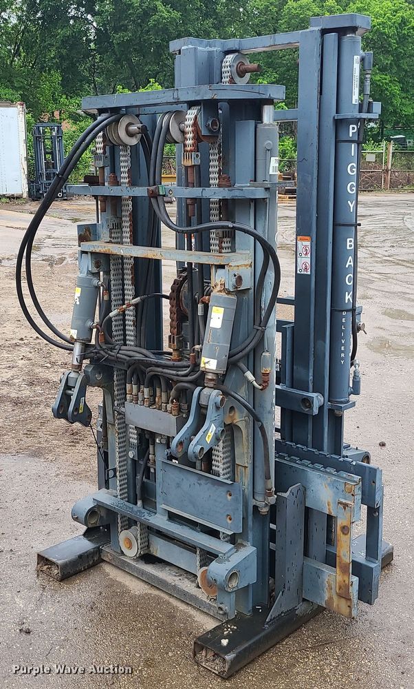 image for item LE9100 (2) forklift masts