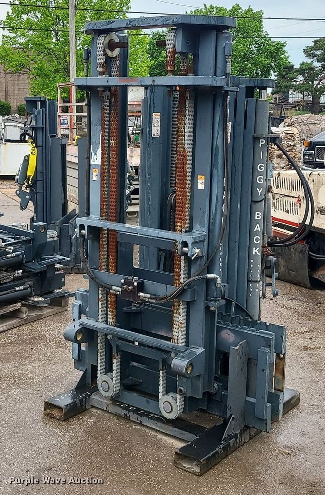 image for item LE9100 (2) forklift masts