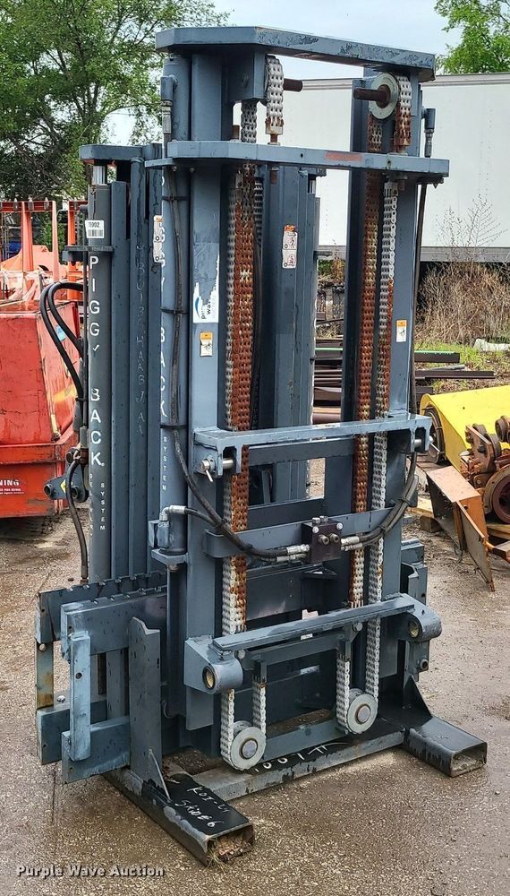 image for item LE9100 (2) forklift masts