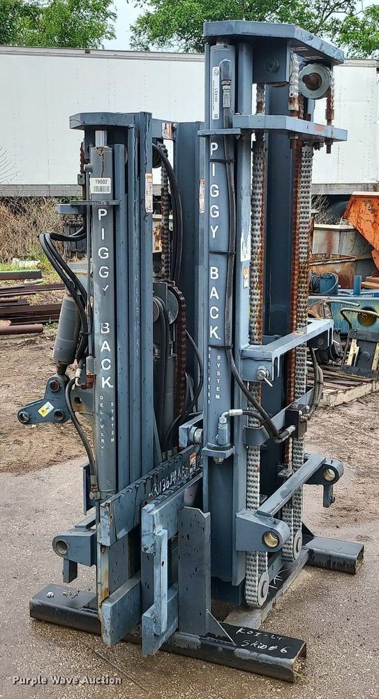 image for item LE9100 (2) forklift masts