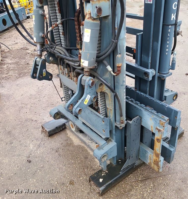 image for item LE9100 (2) forklift masts