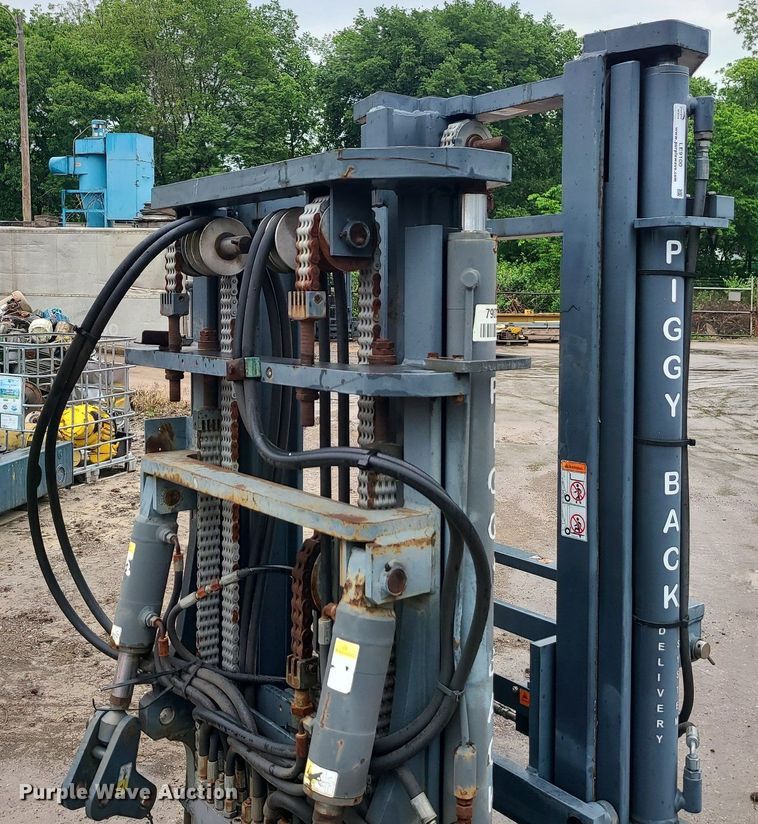 image for item LE9100 (2) forklift masts