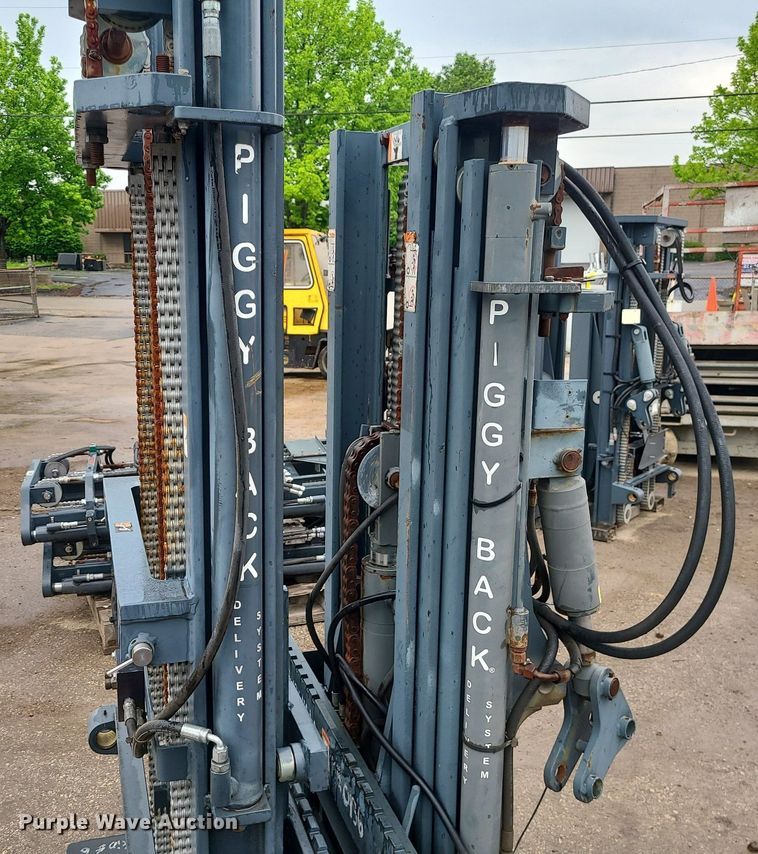 image for item LE9100 (2) forklift masts
