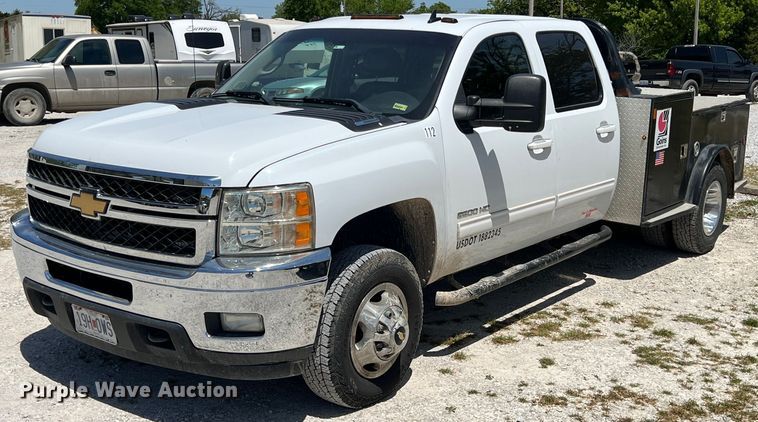 image for item LG9085 2011 Chevrolet Silverado 3500HD  Crew Cab flatbed pickup truck