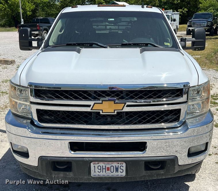 image for item LG9085 2011 Chevrolet Silverado 3500HD  Crew Cab flatbed pickup truck