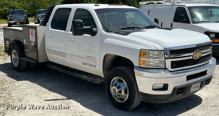 image for item LG9085 2011 Chevrolet Silverado 3500HD  Crew Cab flatbed pickup truck