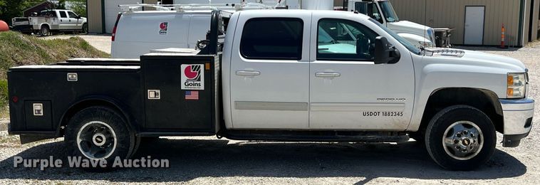 image for item LG9085 2011 Chevrolet Silverado 3500HD  Crew Cab flatbed pickup truck