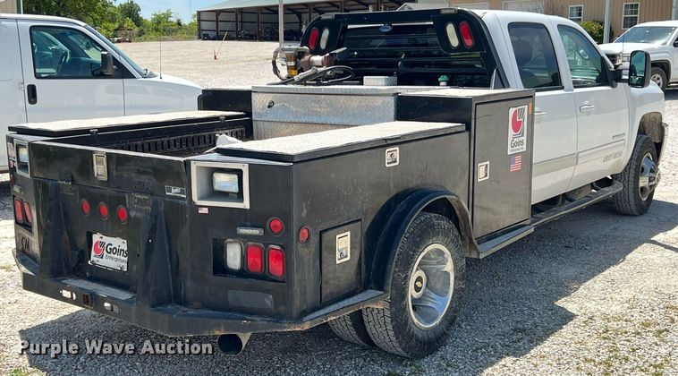 image for item LG9085 2011 Chevrolet Silverado 3500HD  Crew Cab flatbed pickup truck