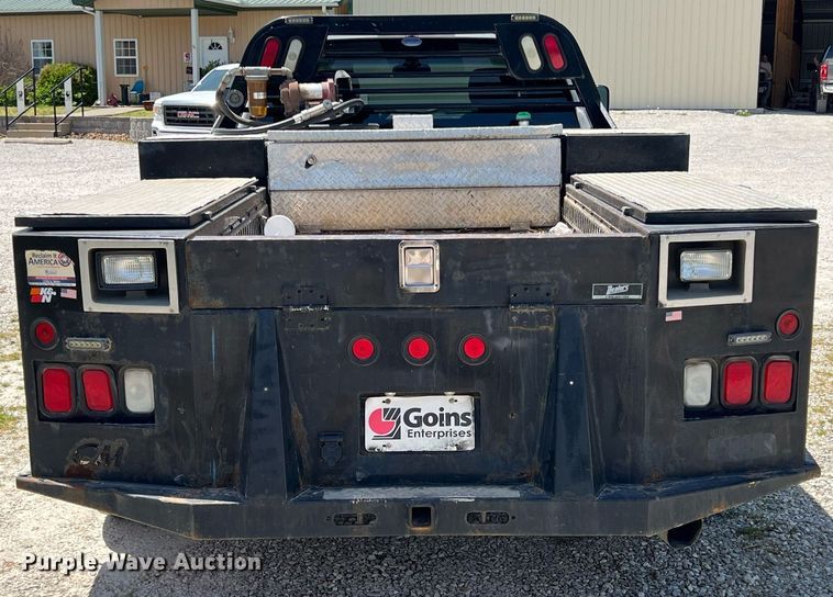 image for item LG9085 2011 Chevrolet Silverado 3500HD  Crew Cab flatbed pickup truck