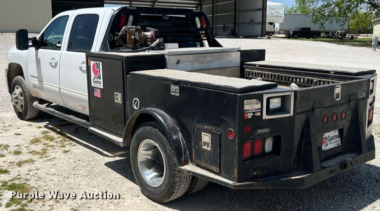 image for item LG9085 2011 Chevrolet Silverado 3500HD  Crew Cab flatbed pickup truck