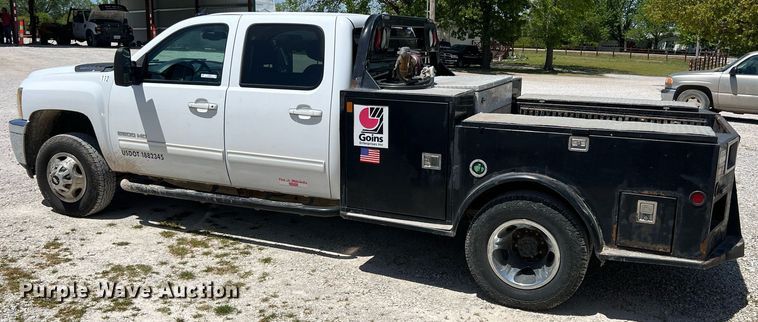 image for item LG9085 2011 Chevrolet Silverado 3500HD  Crew Cab flatbed pickup truck