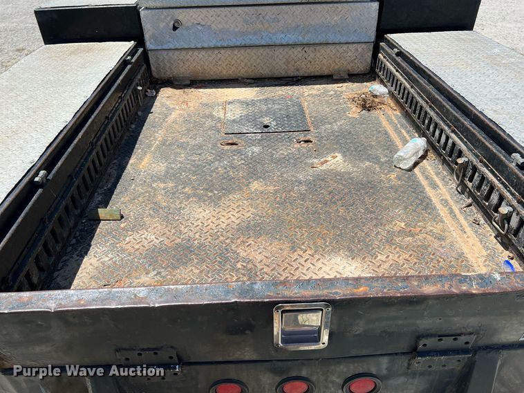 image for item LG9085 2011 Chevrolet Silverado 3500HD  Crew Cab flatbed pickup truck