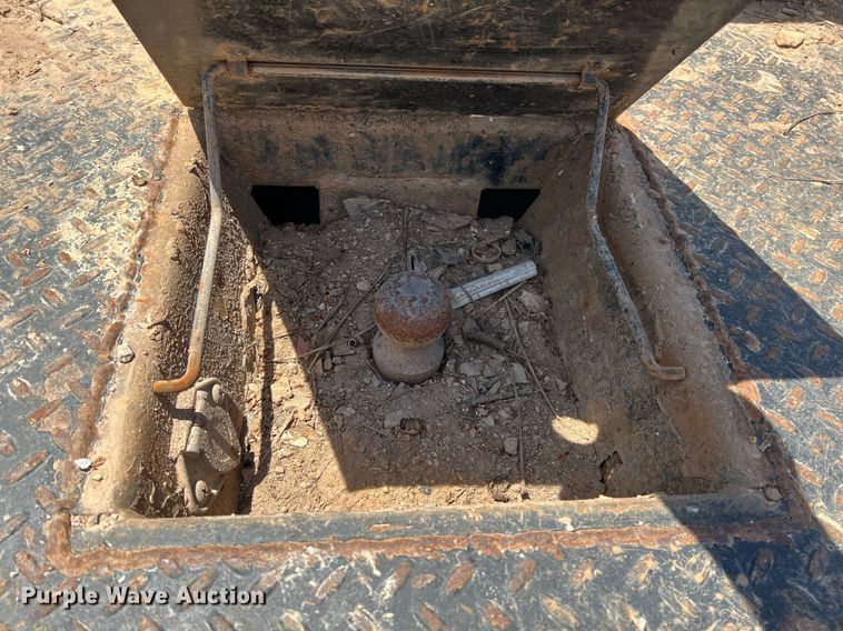 image for item LG9085 2011 Chevrolet Silverado 3500HD  Crew Cab flatbed pickup truck