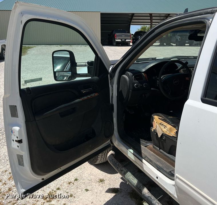 image for item LG9085 2011 Chevrolet Silverado 3500HD  Crew Cab flatbed pickup truck