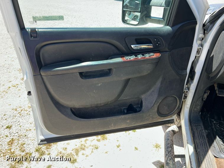 image for item LG9085 2011 Chevrolet Silverado 3500HD  Crew Cab flatbed pickup truck