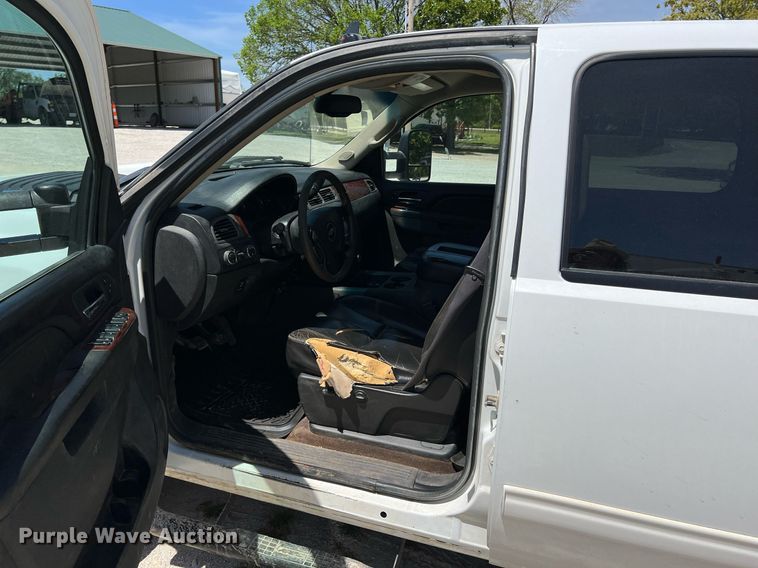 image for item LG9085 2011 Chevrolet Silverado 3500HD  Crew Cab flatbed pickup truck