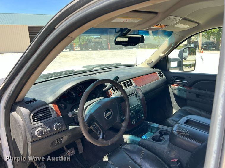 image for item LG9085 2011 Chevrolet Silverado 3500HD  Crew Cab flatbed pickup truck