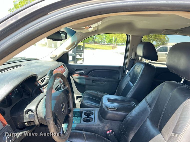 image for item LG9085 2011 Chevrolet Silverado 3500HD  Crew Cab flatbed pickup truck