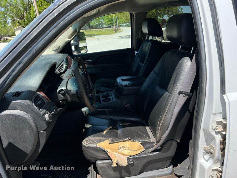 image for item LG9085 2011 Chevrolet Silverado 3500HD  Crew Cab flatbed pickup truck