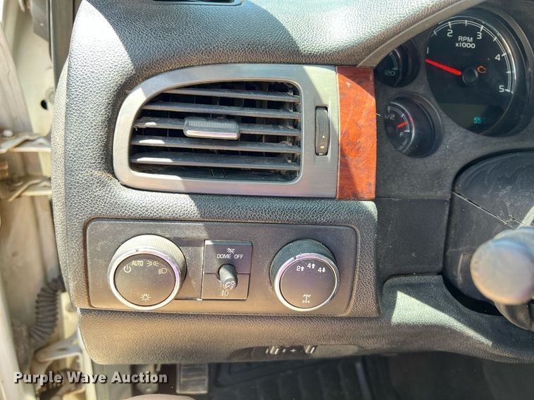 image for item LG9085 2011 Chevrolet Silverado 3500HD  Crew Cab flatbed pickup truck