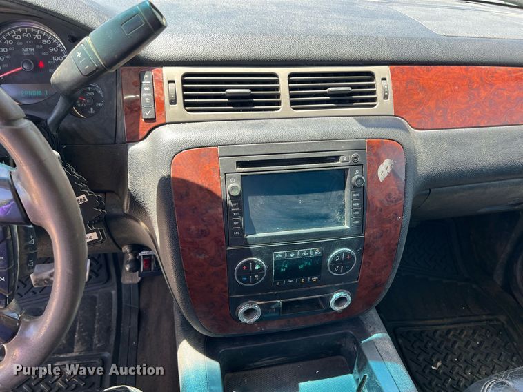 image for item LG9085 2011 Chevrolet Silverado 3500HD  Crew Cab flatbed pickup truck