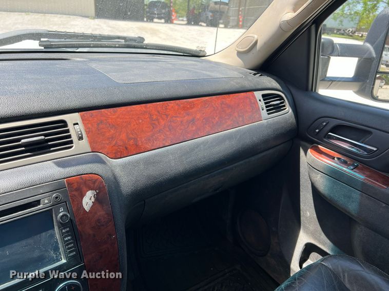 image for item LG9085 2011 Chevrolet Silverado 3500HD  Crew Cab flatbed pickup truck